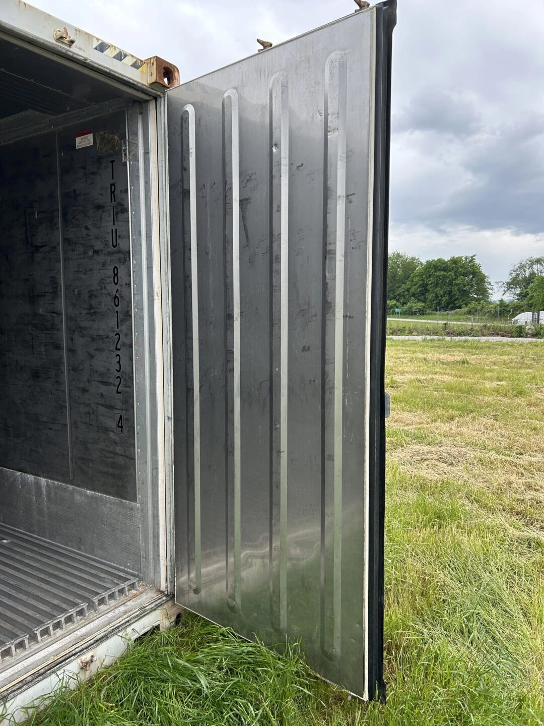 Used 40ft reefer container with working refrigeration unit and high cube design