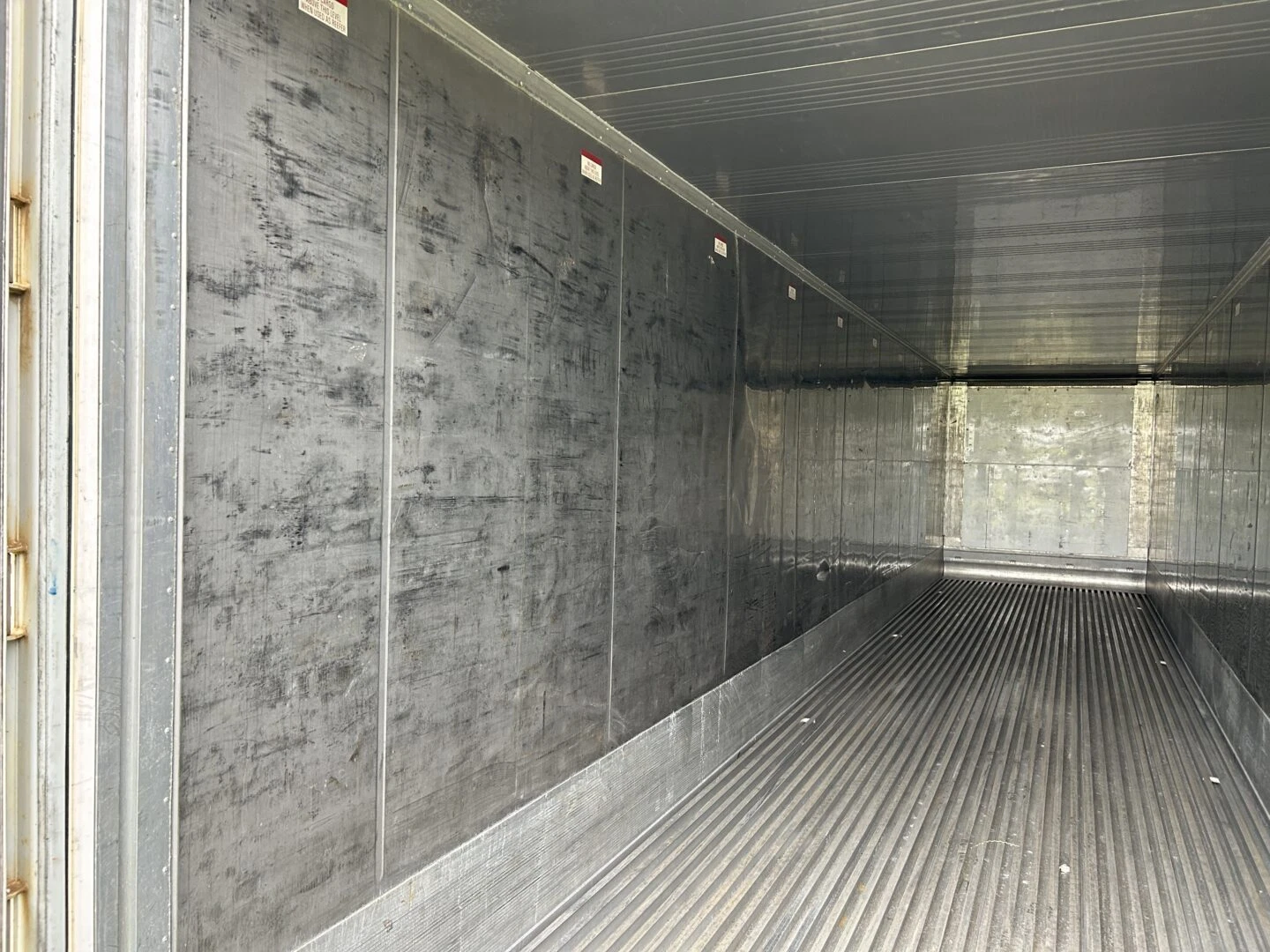 Temperature-controlled 40ft reefer container for pharmaceutical storage