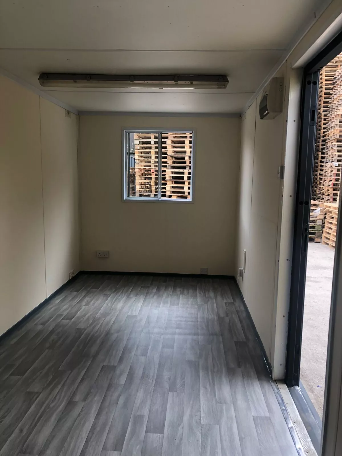 Anti-vandal welfare cabin for construction and industrial work sites