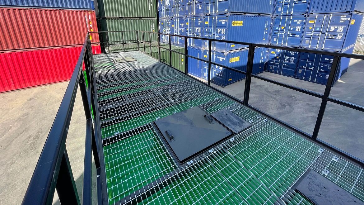 Emergency services training container for SCBA navigation and rescue practice