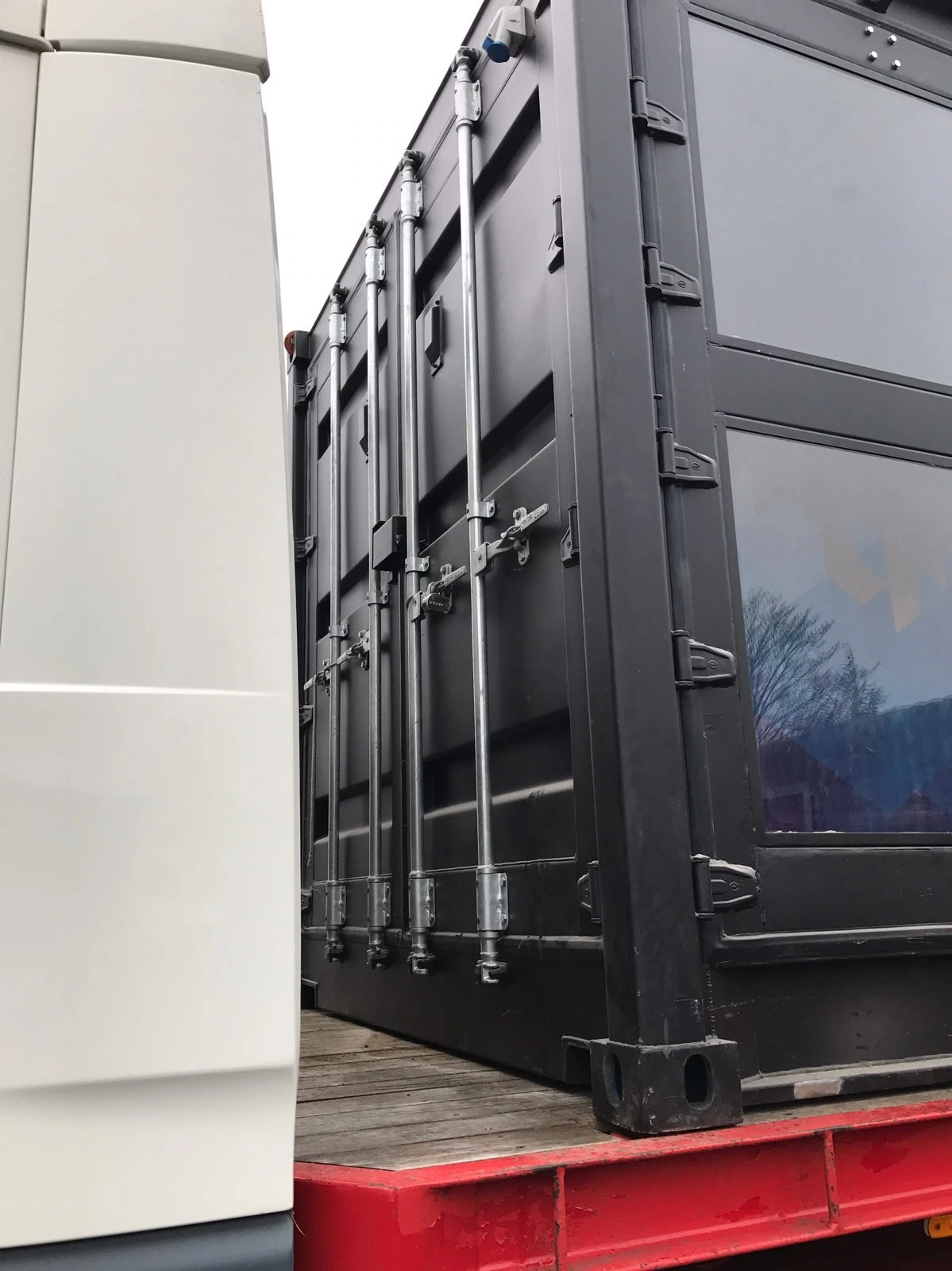 20ft corten steel container with integrated windows for commercial applications