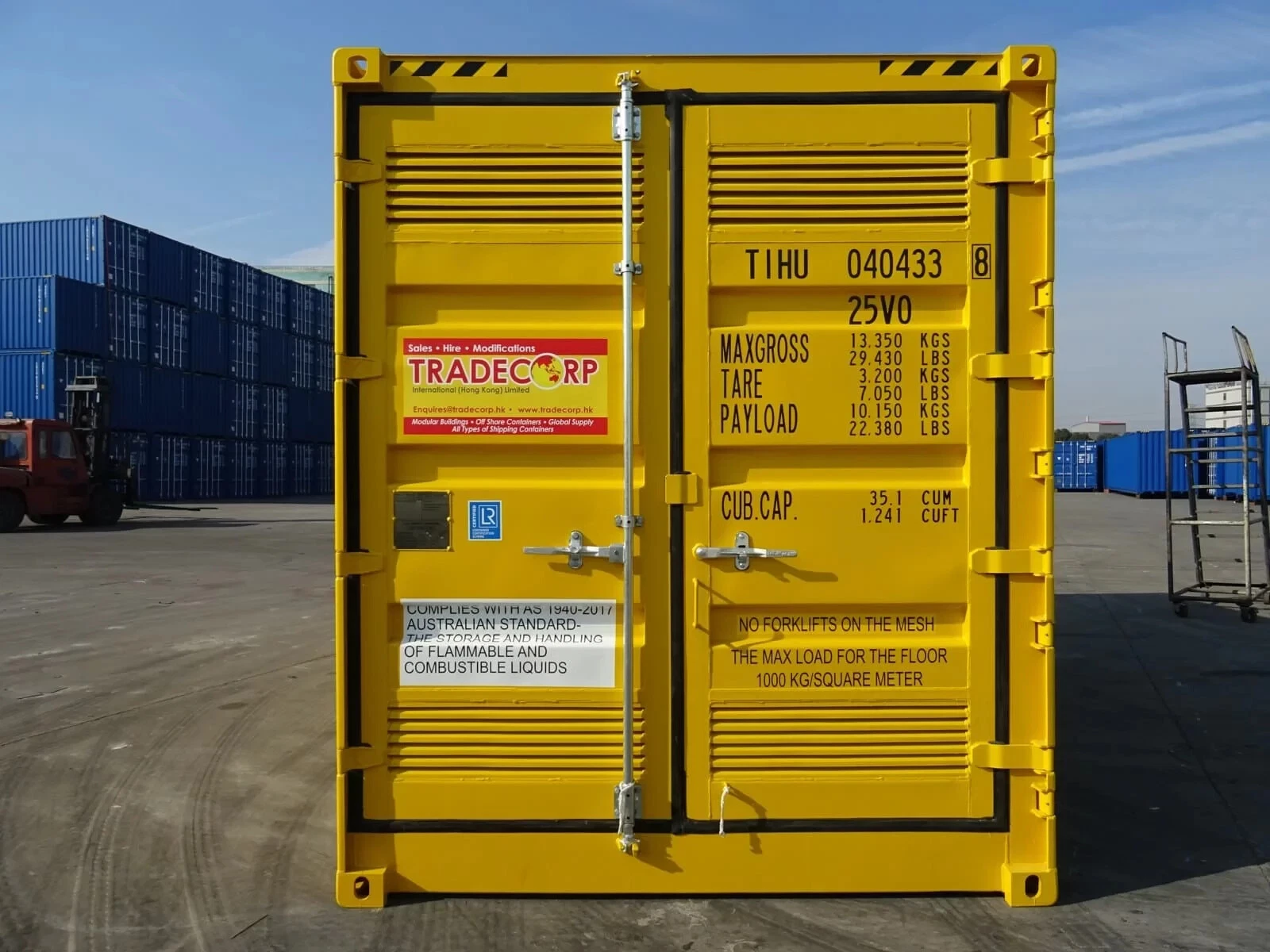 Industrial chemical storage container with integrated ventilation ducts