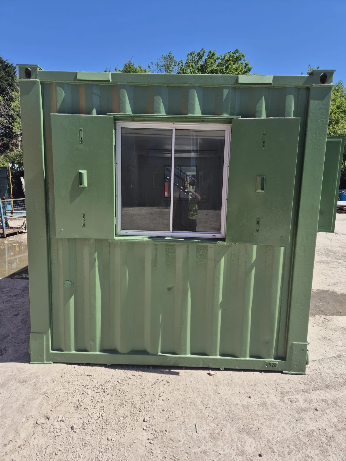 20ft x 8ft mobile office container with open-plan workspace design