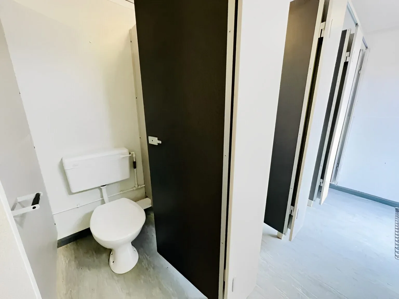 Site welfare unit with gents toilets, ladies toilet, and shower room