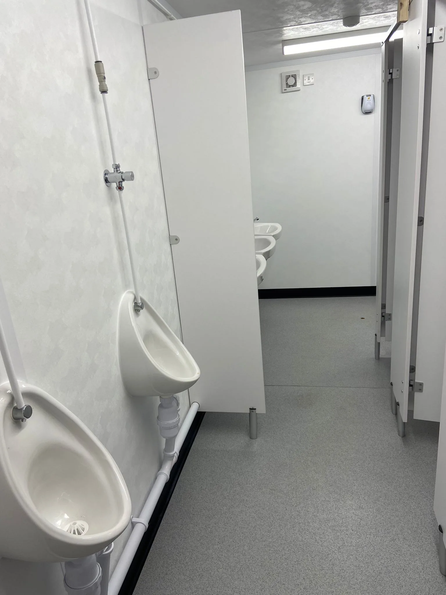 3+1 steel toilet cabin with anti-vandal construction for construction sites