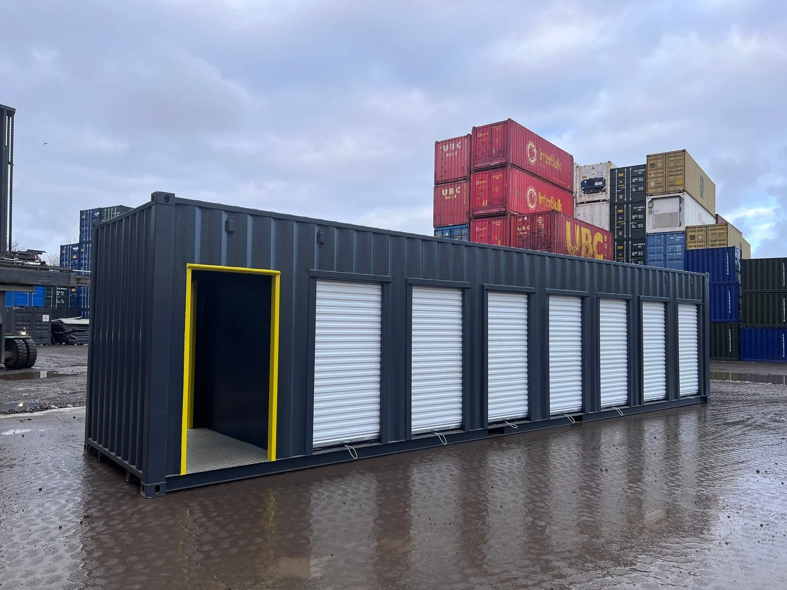 7-bay self-storage shipping container for commercial and industrial storage