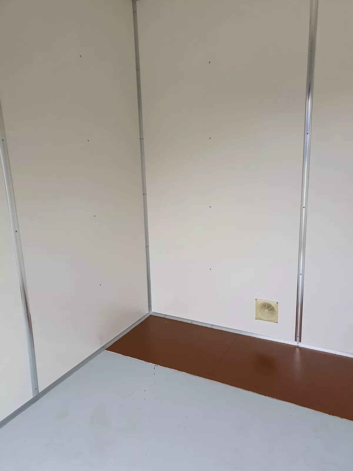 Weather-resistant 40ft self-storage container for commercial and industrial use