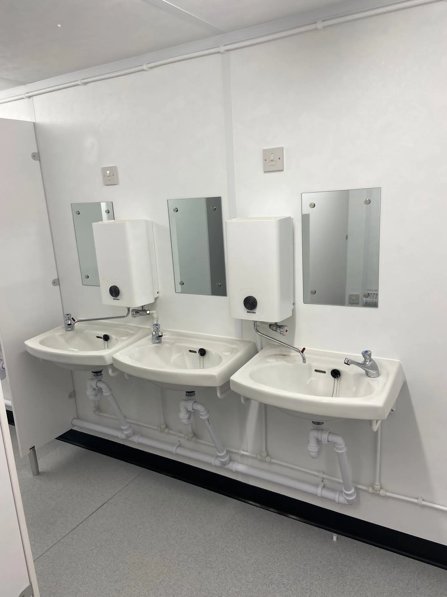 4+1 steel toilet cabin with anti-vandal construction for construction sites