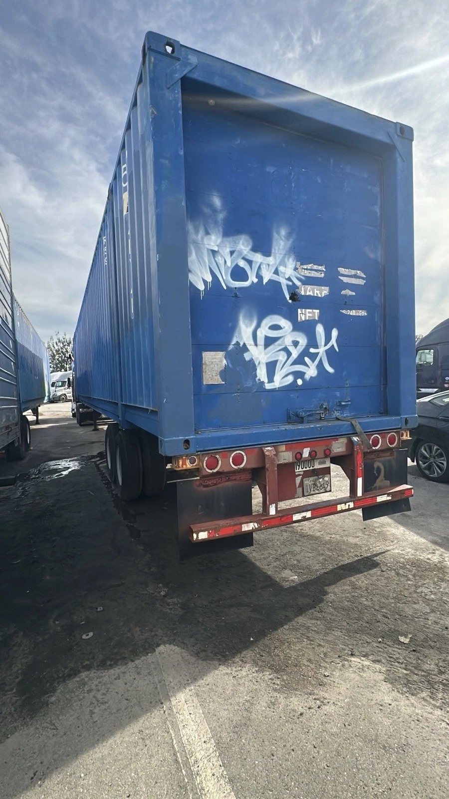 Weather-resistant 53ft storage container with corrugated steel construction