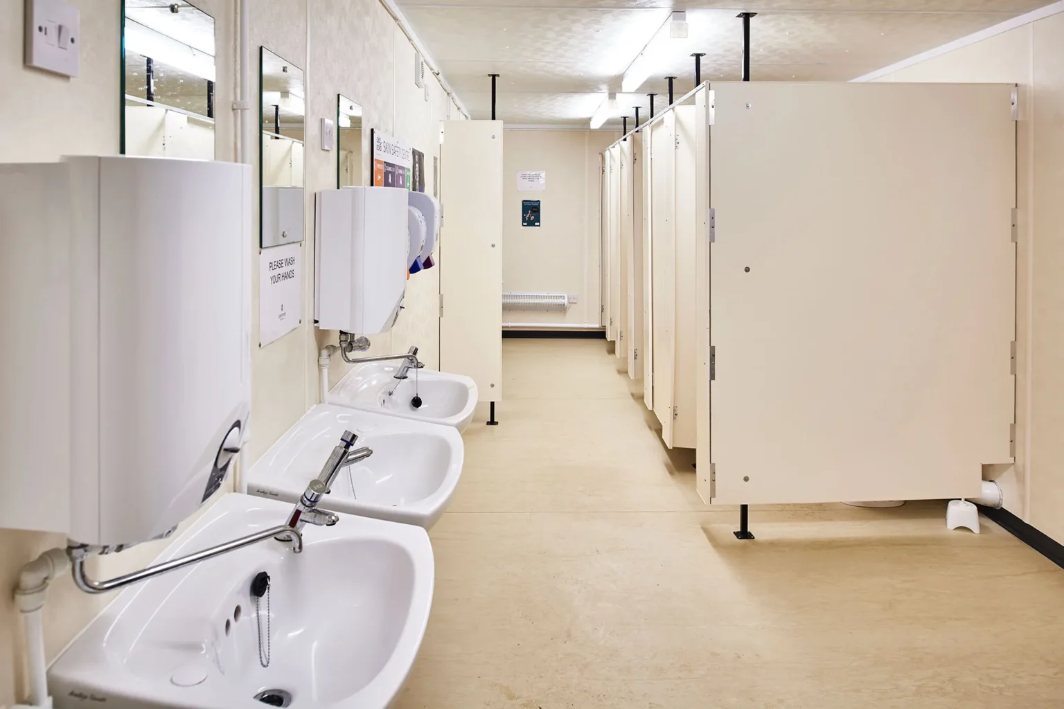6+1 steel toilet cabin with anti-vandal construction for construction sites