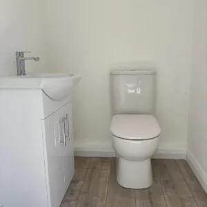7.5 x 3m site office with private WC and kitchenette area