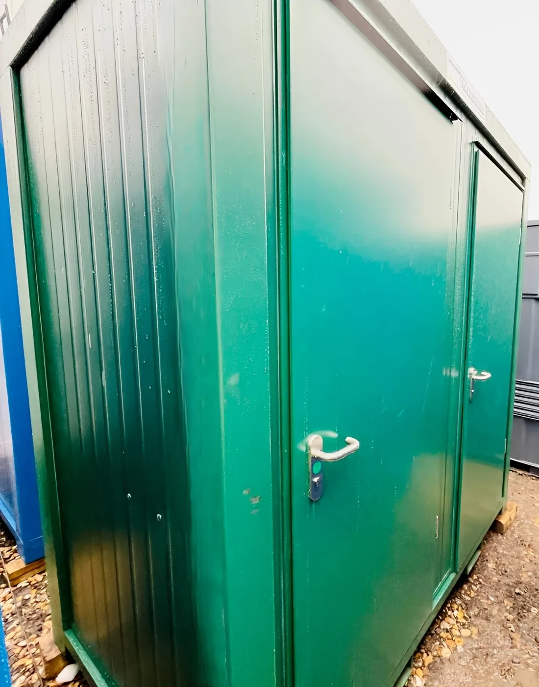 Portable double toilet block with steel construction and insulated walls