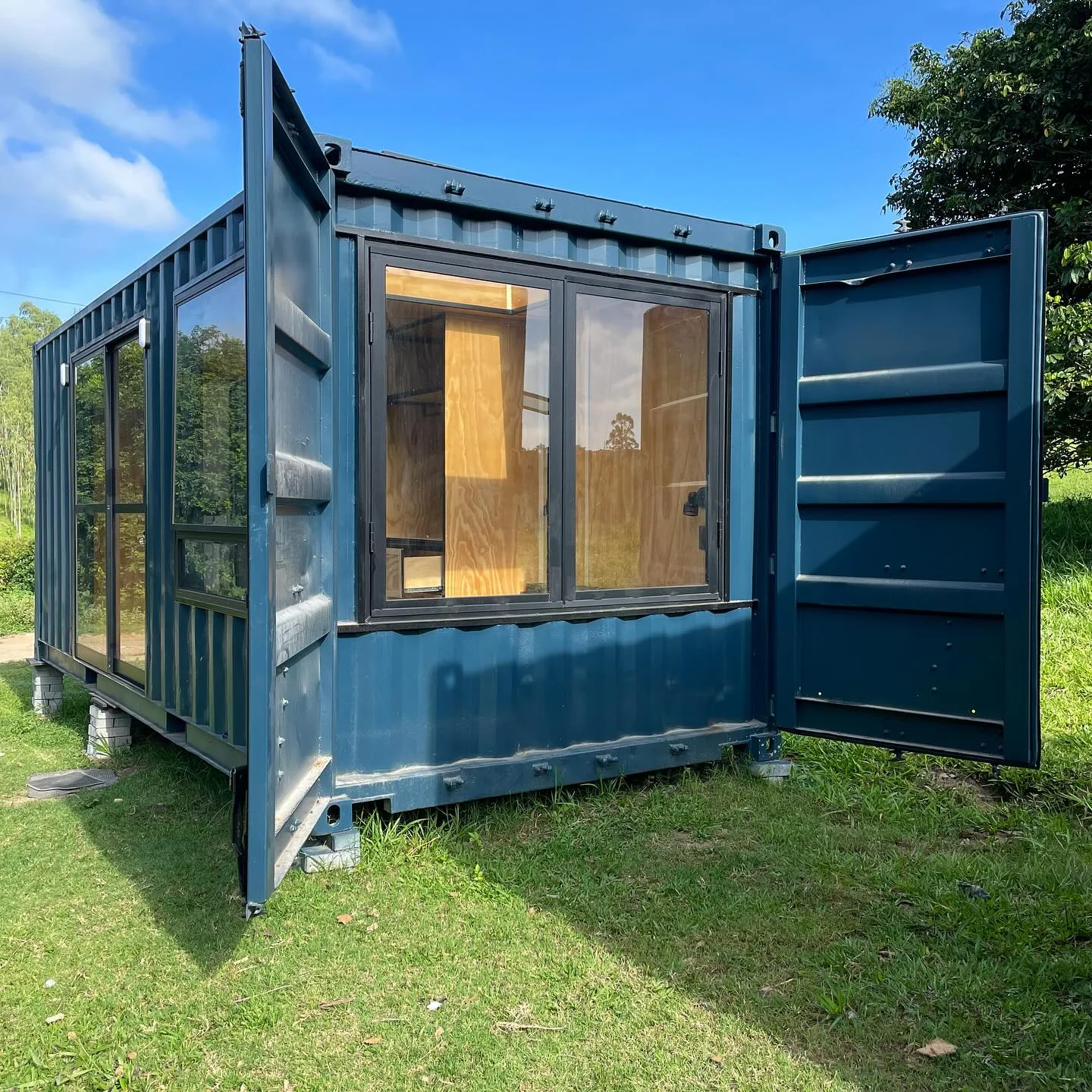 Custom 20ft cozy cabin container house with modern interior design