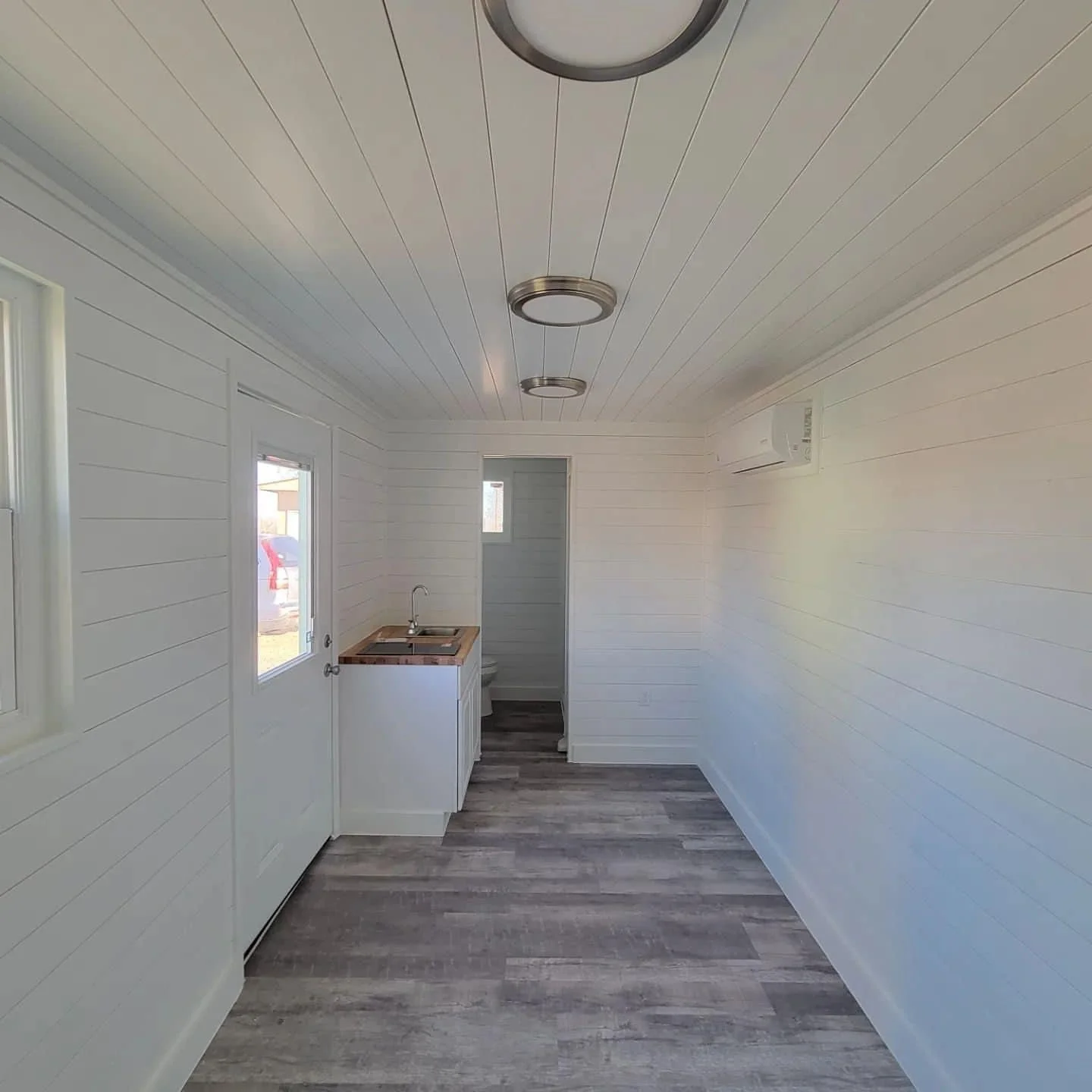 Compact 20ft shipping container house for off-grid living