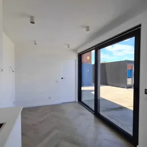 Portable 40ft shipping container house for off-grid and residential living