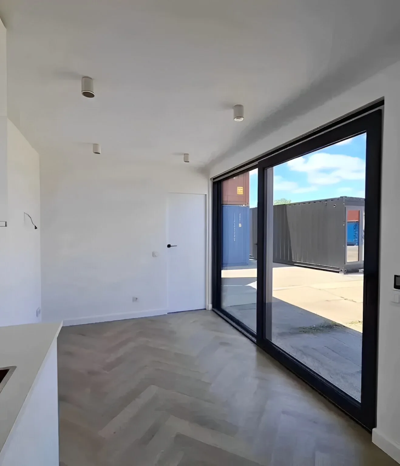 Portable 40ft shipping container house for off-grid and residential living