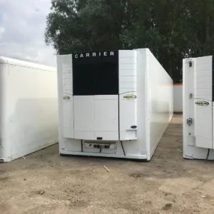Refrigerated shipping container for temperature-controlled food storage and transport
