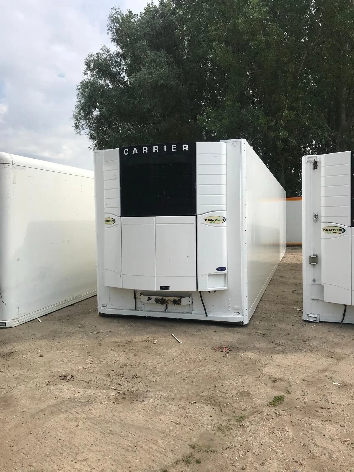 Refrigerated shipping container for temperature-controlled food storage and transport