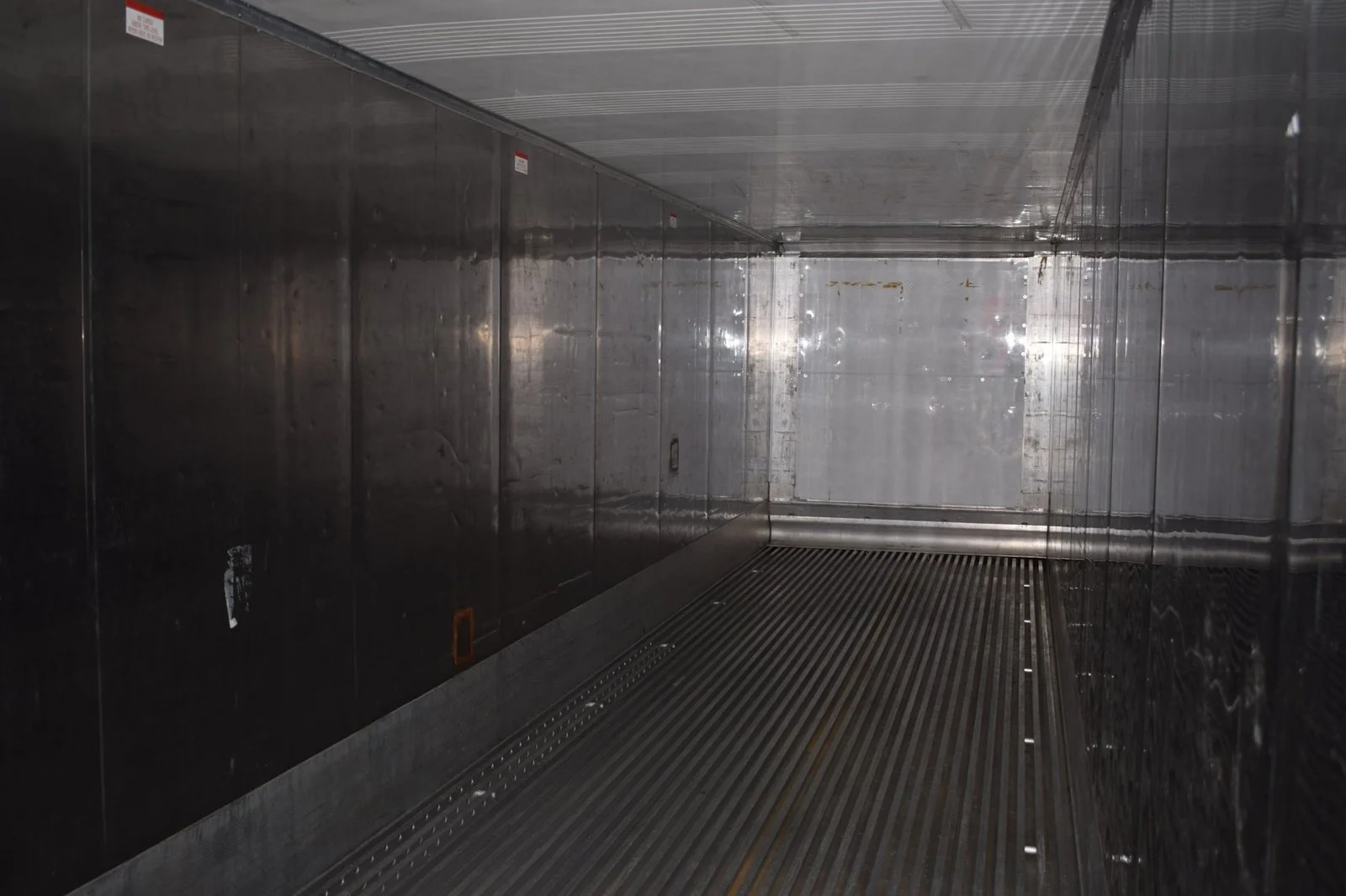 Portable cold storage container with adjustable temperature controls